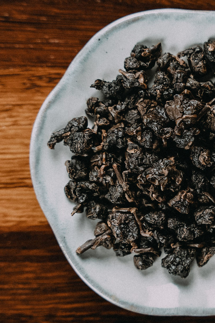 Permium Oolongtee Imperial Concubine auf Holztischuntergrund