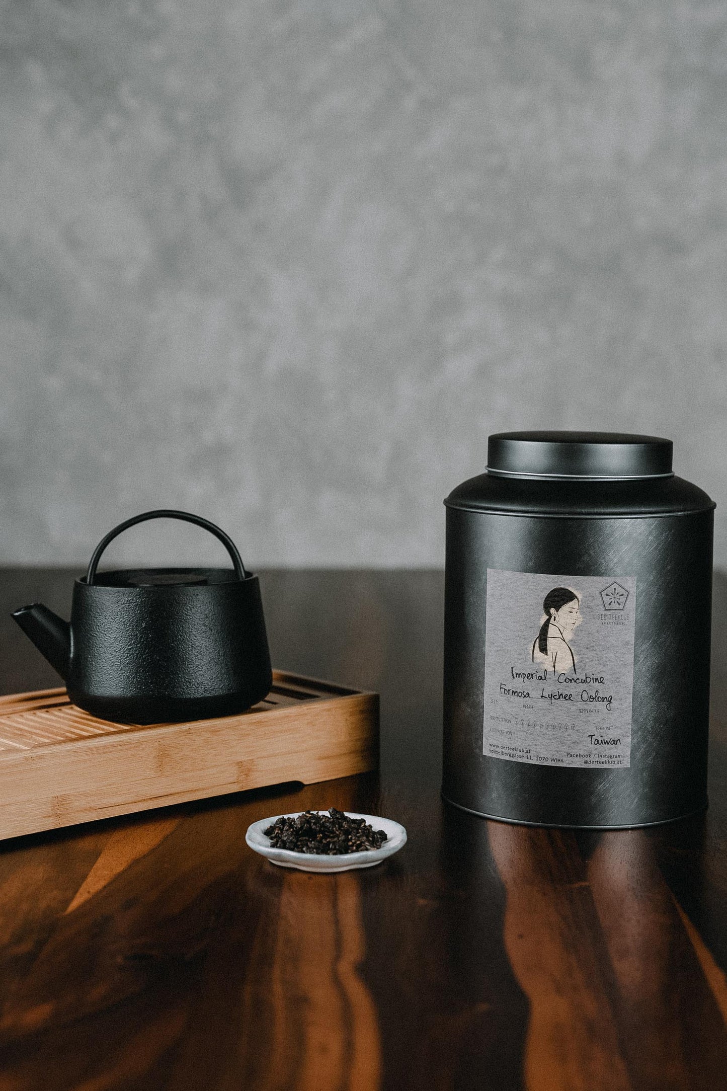Imperial Concubine Oolongtee neben Gusseisenkanne und Urne