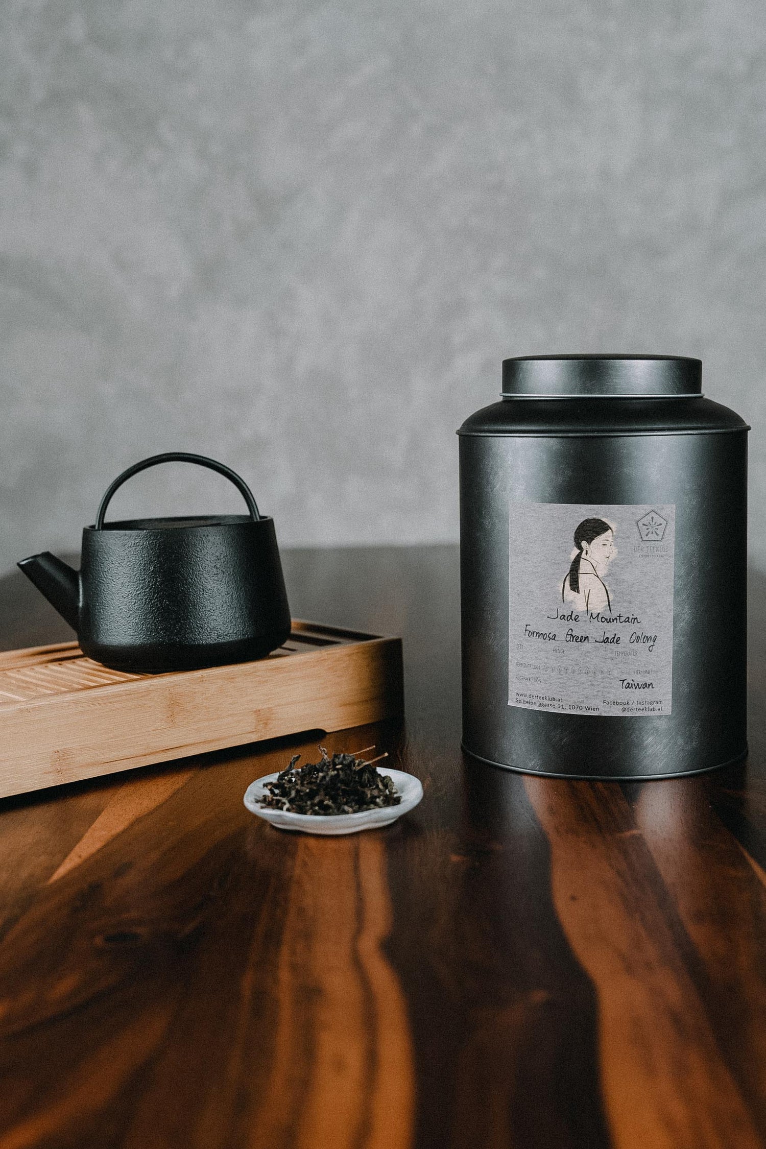 Jade Mountain Oolongtee auf großem Holztisch