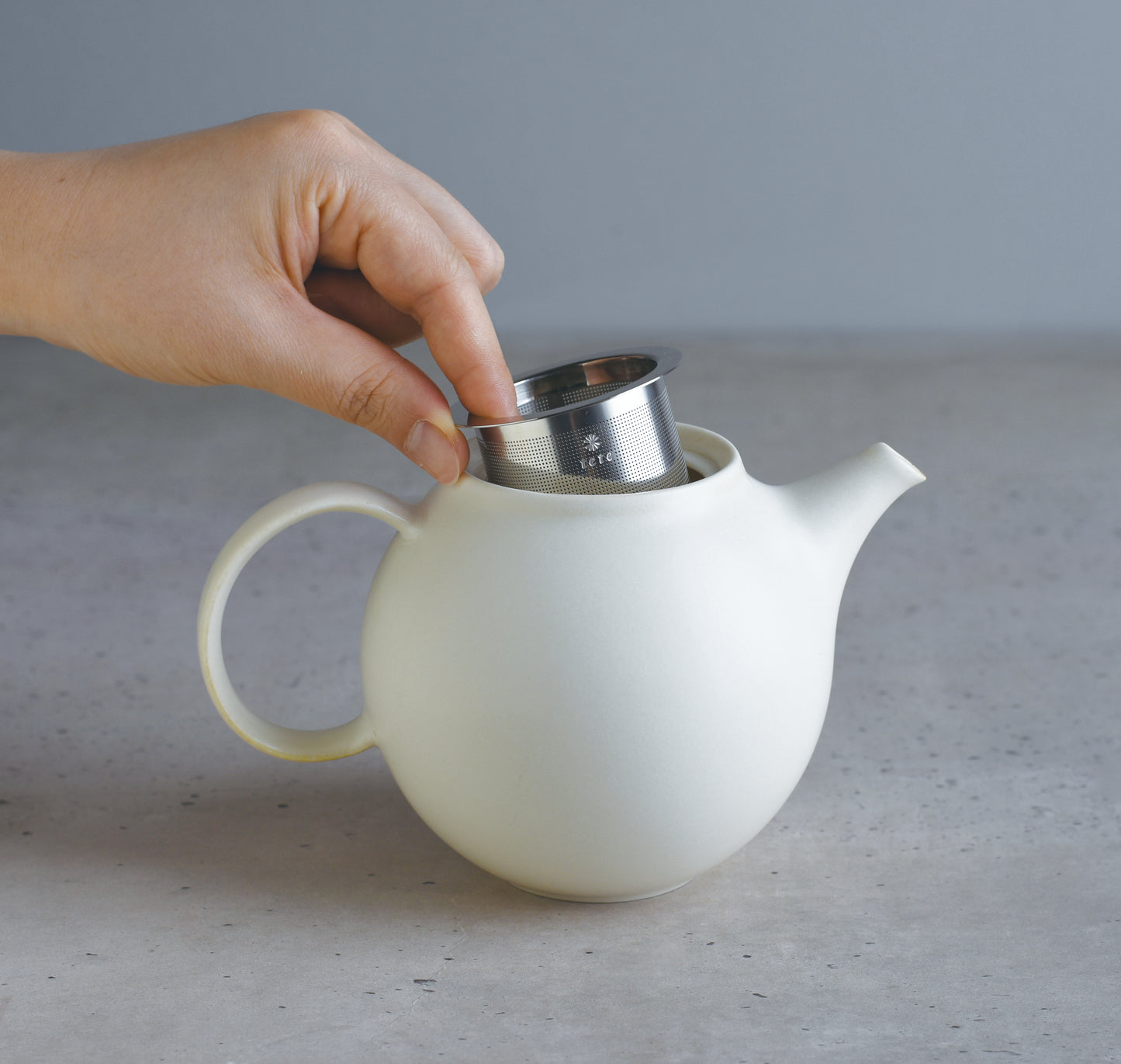 Weisse Teekanne mit Edelstahlfilter